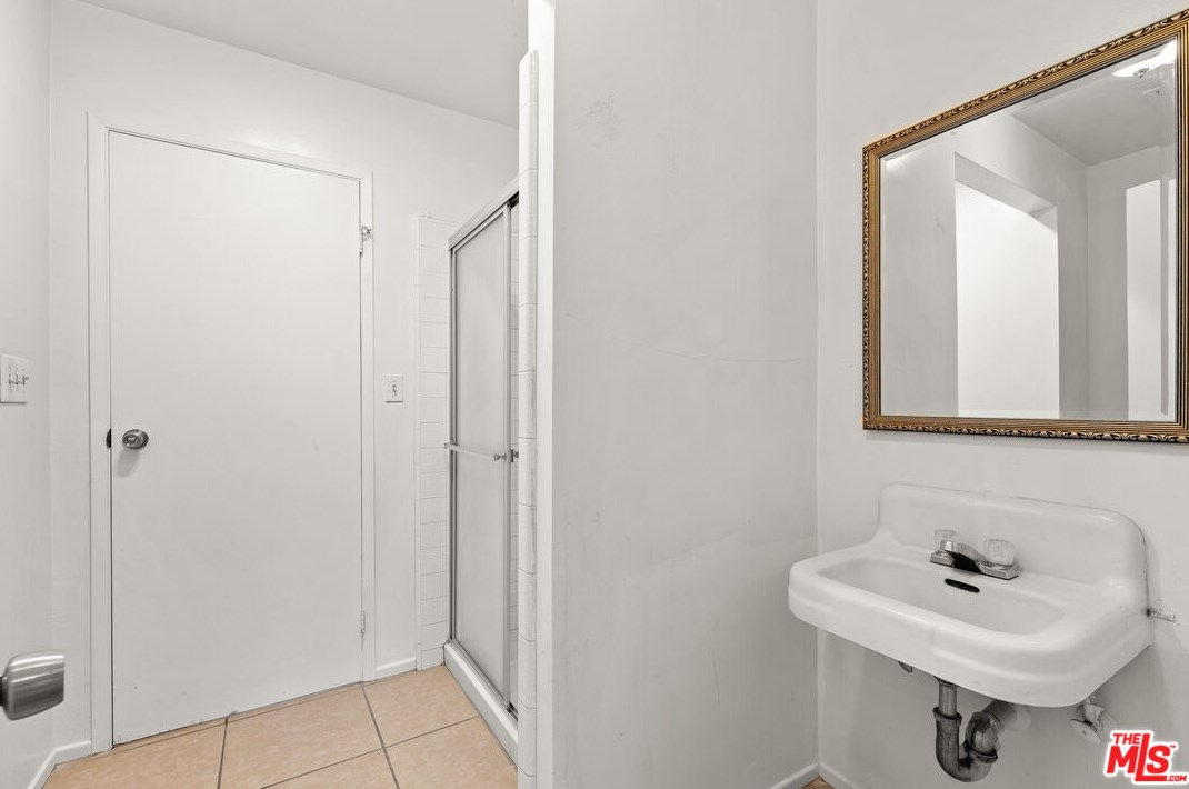 44025 Date Ave, Lancaster CA  93534-4425 exterior