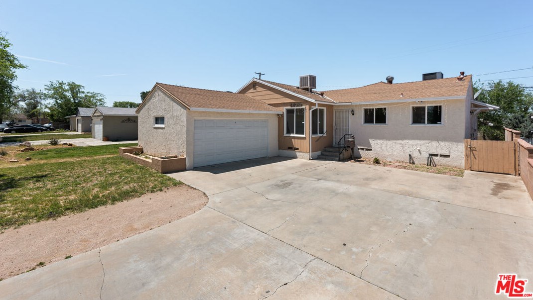 44025 Date Ave, Lancaster CA  93534-4425 exterior