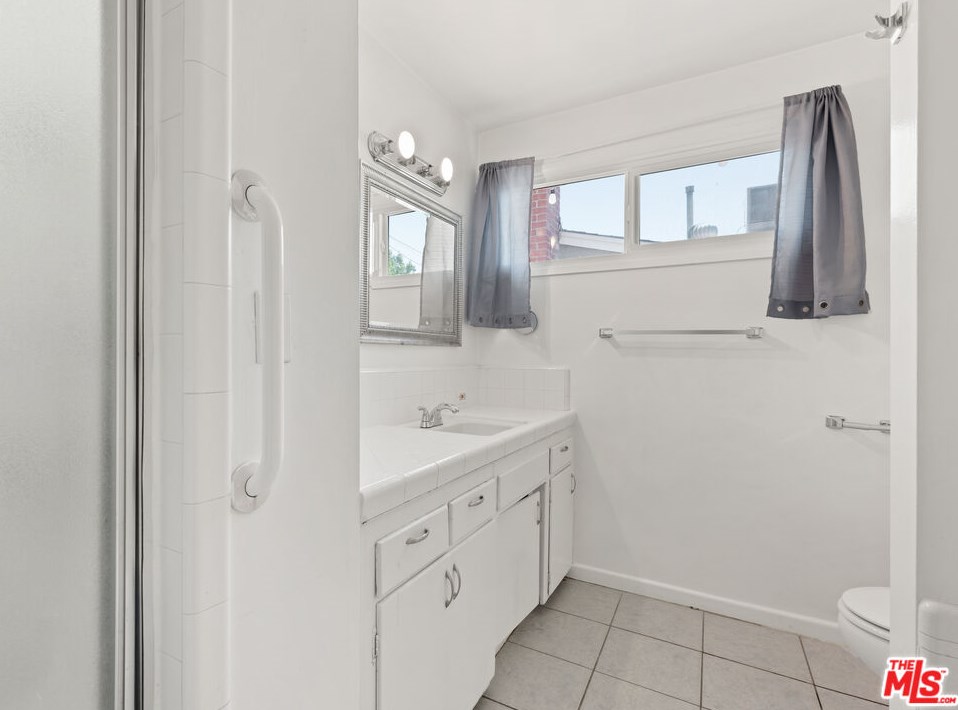 44025 Date Ave, Lancaster CA  93534-4425 exterior