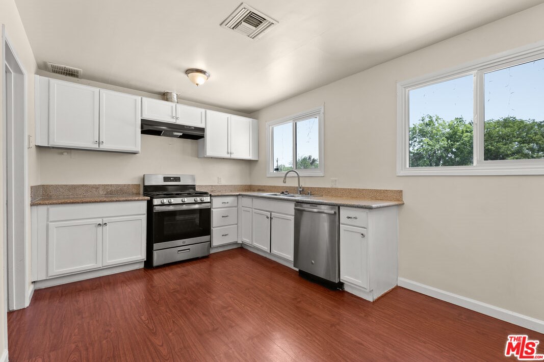 44025 Date Ave, Lancaster CA  93534-4425 exterior