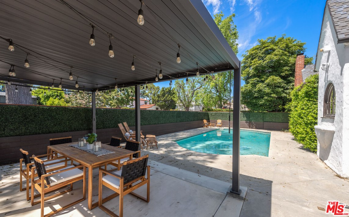 10816 Whipple St, North Hollywood, CA 91602