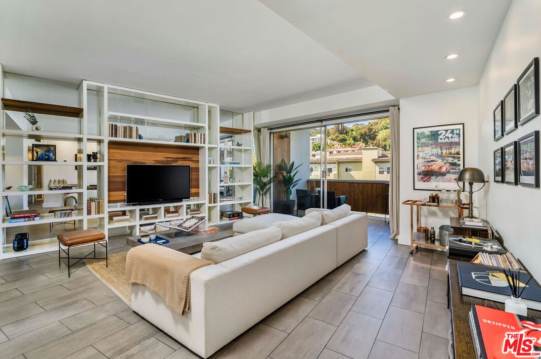 7250 Franklin Ave, Los Angeles CA  90046-3049 exterior