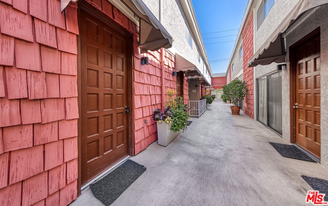 11318 Ohio Ave, Los Angeles CA  90025-3258 exterior