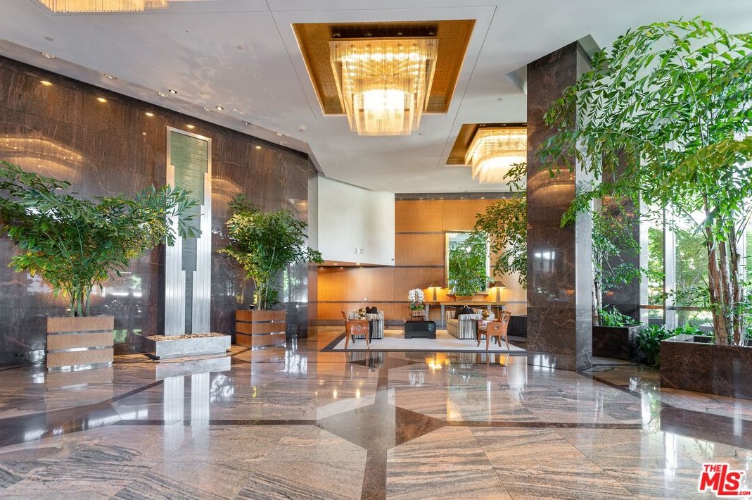 10490 Wilshire Blvd, Los Angeles CA  90024-4621 exterior