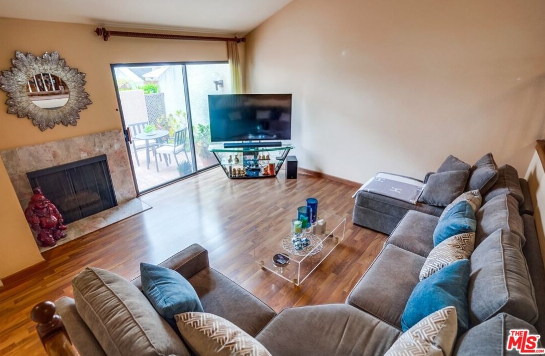 18411 Collins St, Los Angeles, CA 91356-2370