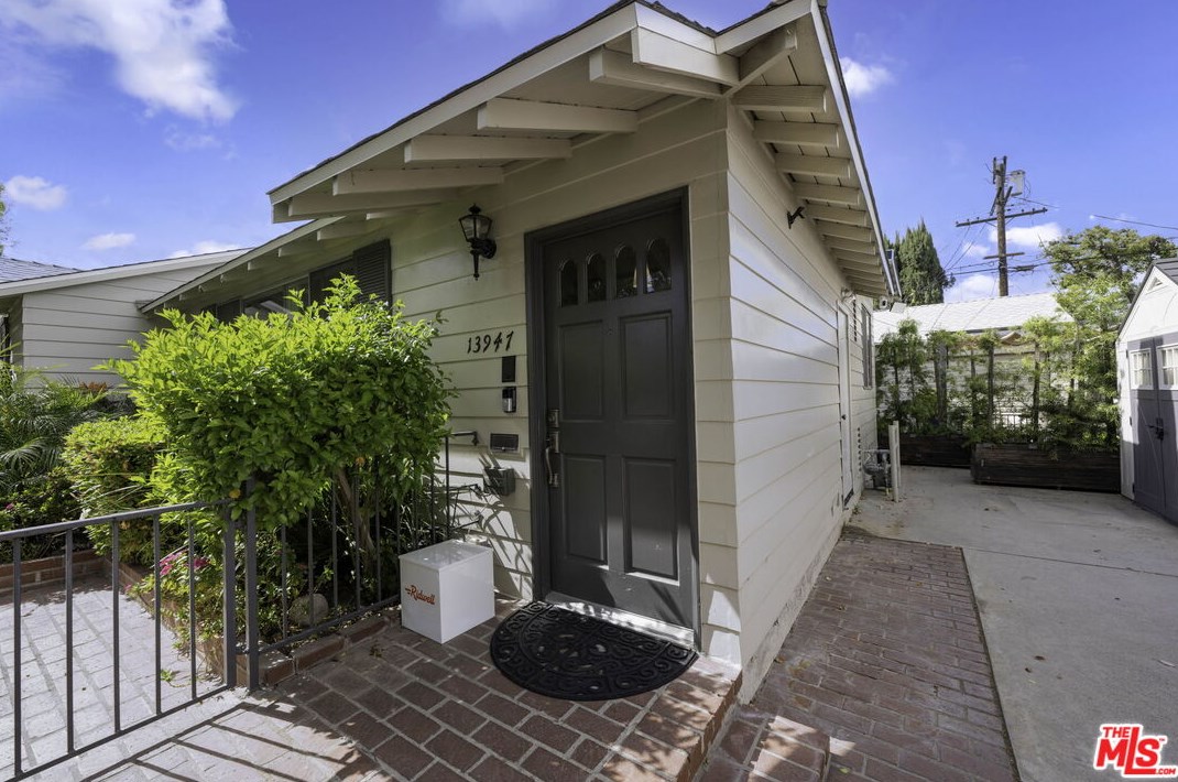 13947 Peach Grove St, Van Nuys, CA 91423-1938