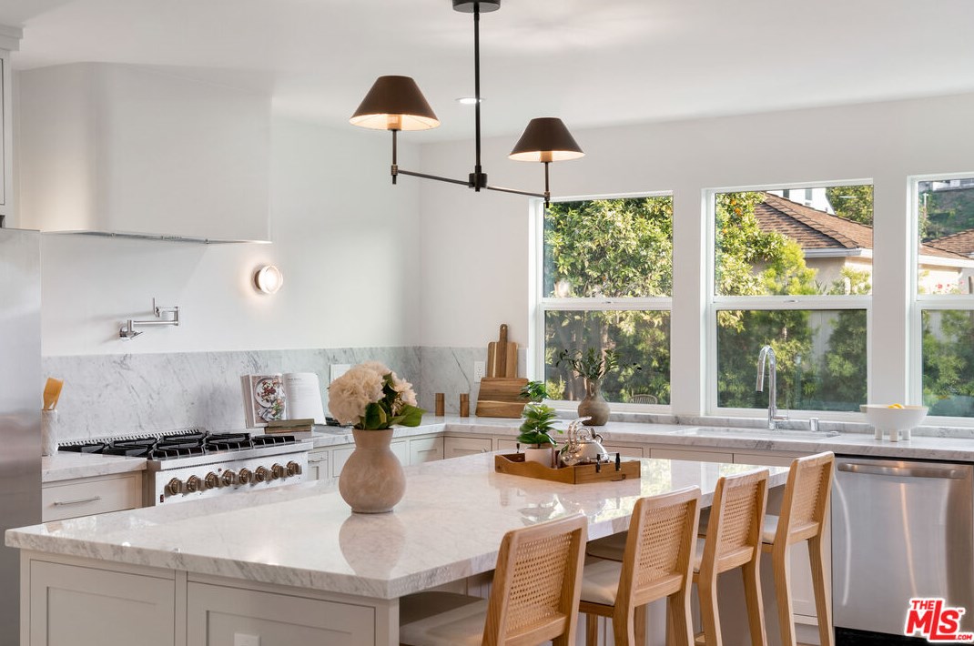 5742 Fallsgrove St, Los Angeles CA  90016-5029 exterior