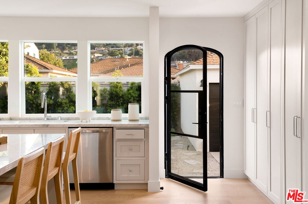 5742 Fallsgrove St, Los Angeles CA  90016-5029 exterior