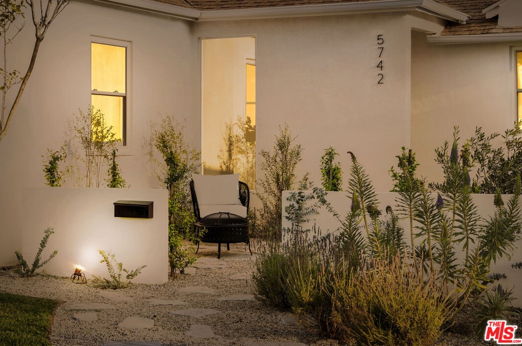 5742 Fallsgrove St, Los Angeles CA  90016-5029 exterior