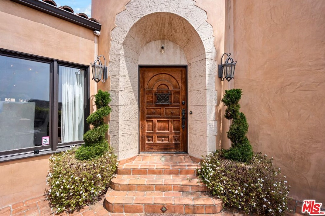 2162 Talmadge St, Los Angeles CA  90027-2921 exterior