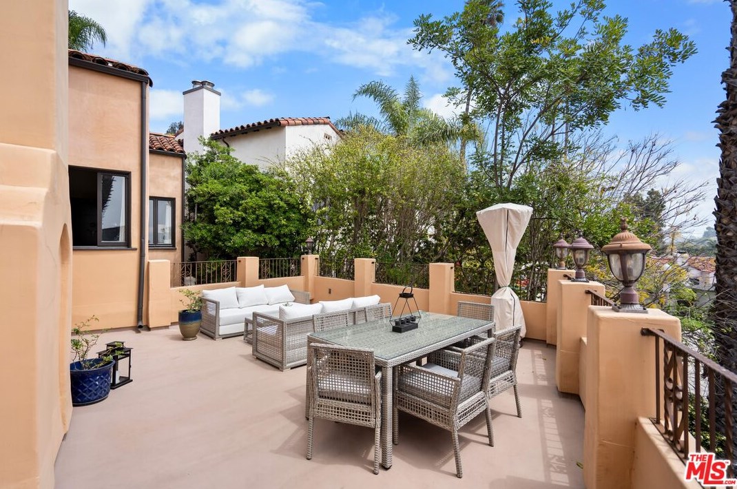 2162 Talmadge St, Los Angeles CA  90027-2921 exterior