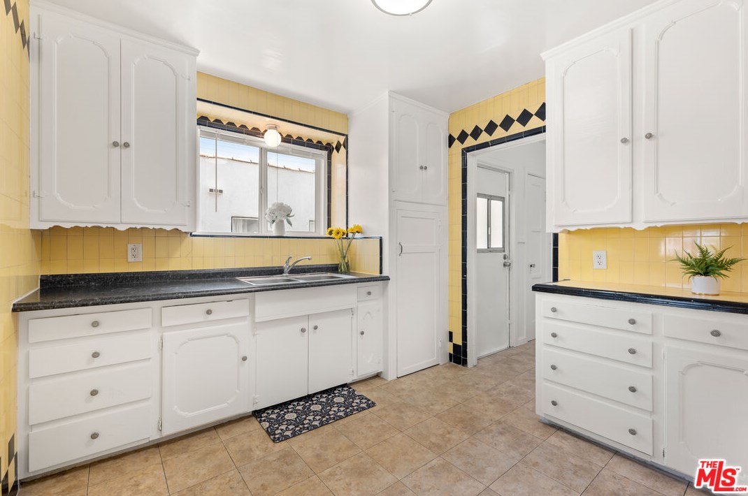 3626 62nd St, Los Angeles CA  90043-3704 exterior