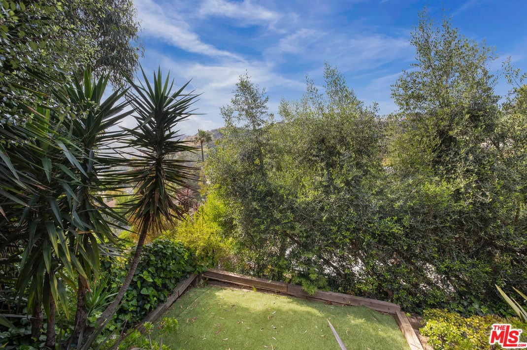 2507 Creston Dr, Los Angeles CA  90068-2205 exterior