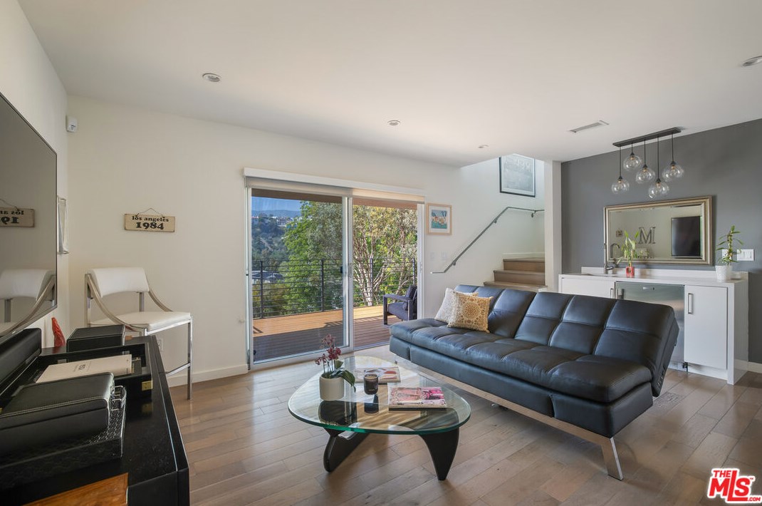 2507 Creston Dr, Los Angeles CA  90068-2205 exterior