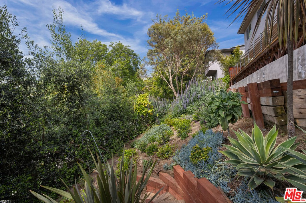 2507 Creston Dr, Los Angeles CA  90068-2205 exterior