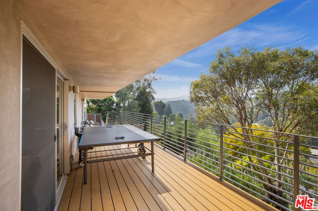 2507 Creston Dr, Los Angeles CA  90068-2205 exterior