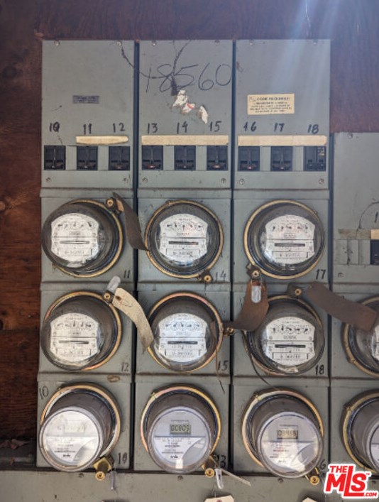 18560 Vanowen St, Los Angeles CA  91335-5325 exterior