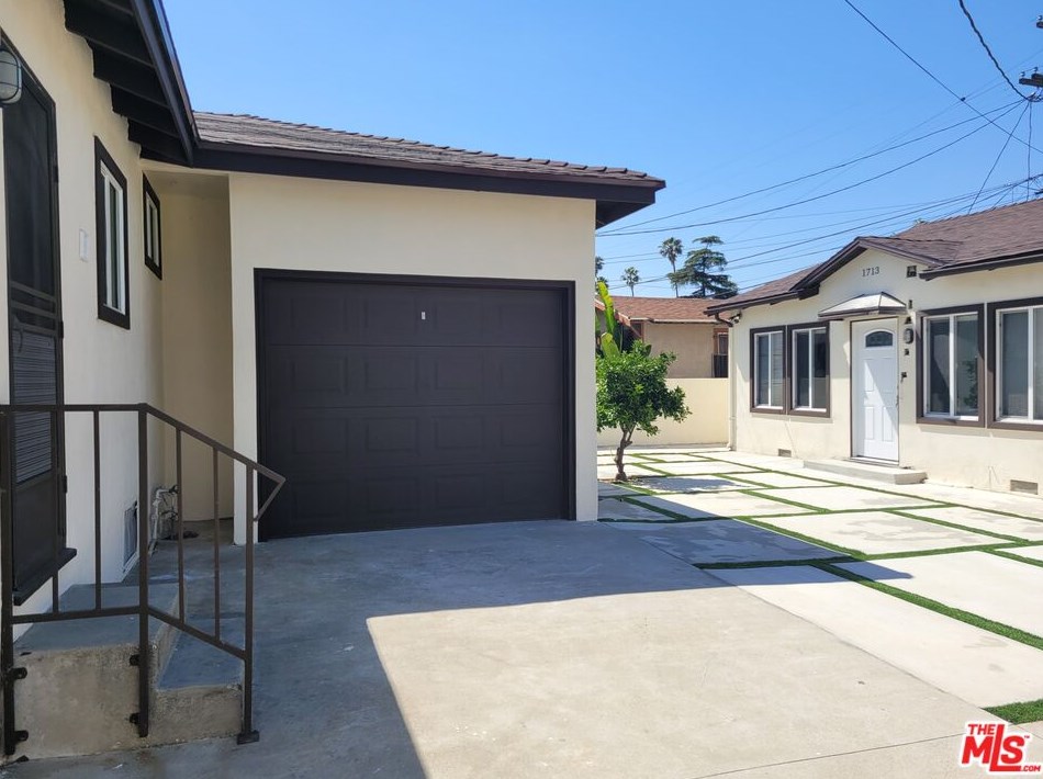 1713 82nd St, Los Angeles CA  90001-4003 exterior