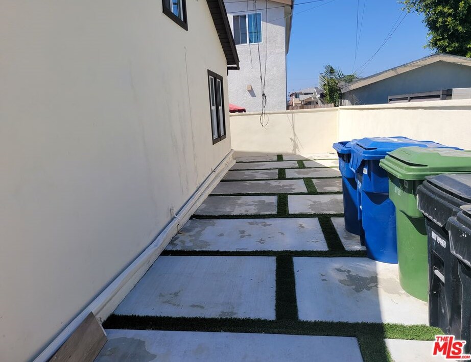 1713 82nd St, Los Angeles CA  90001-4003 exterior