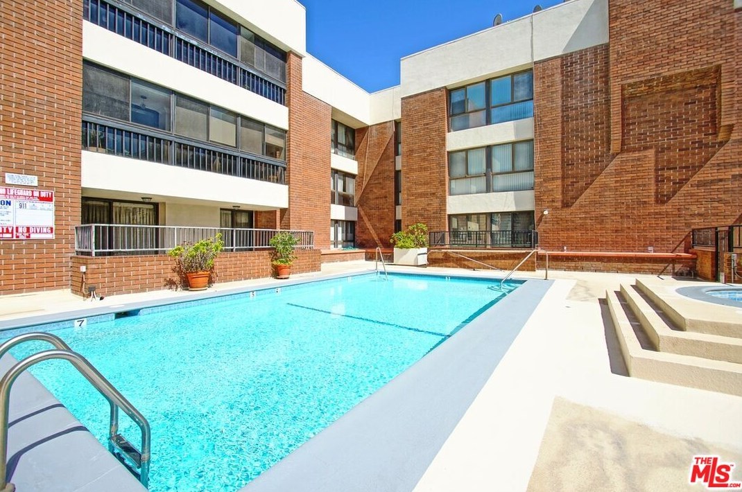 4477 Wilshire Blvd, Los Angeles CA  90010-3725 exterior