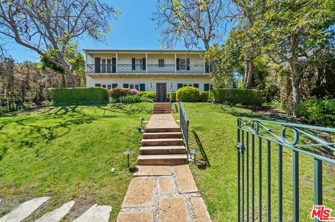 319 Dalkeith Ave, Los Angeles, CA 90049-3107