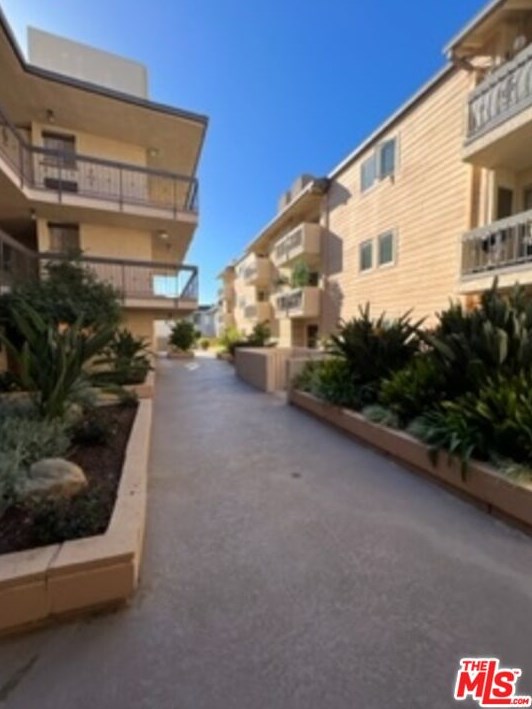 6151 Canterbury Dr, Los Angeles CA  90230-7138 exterior