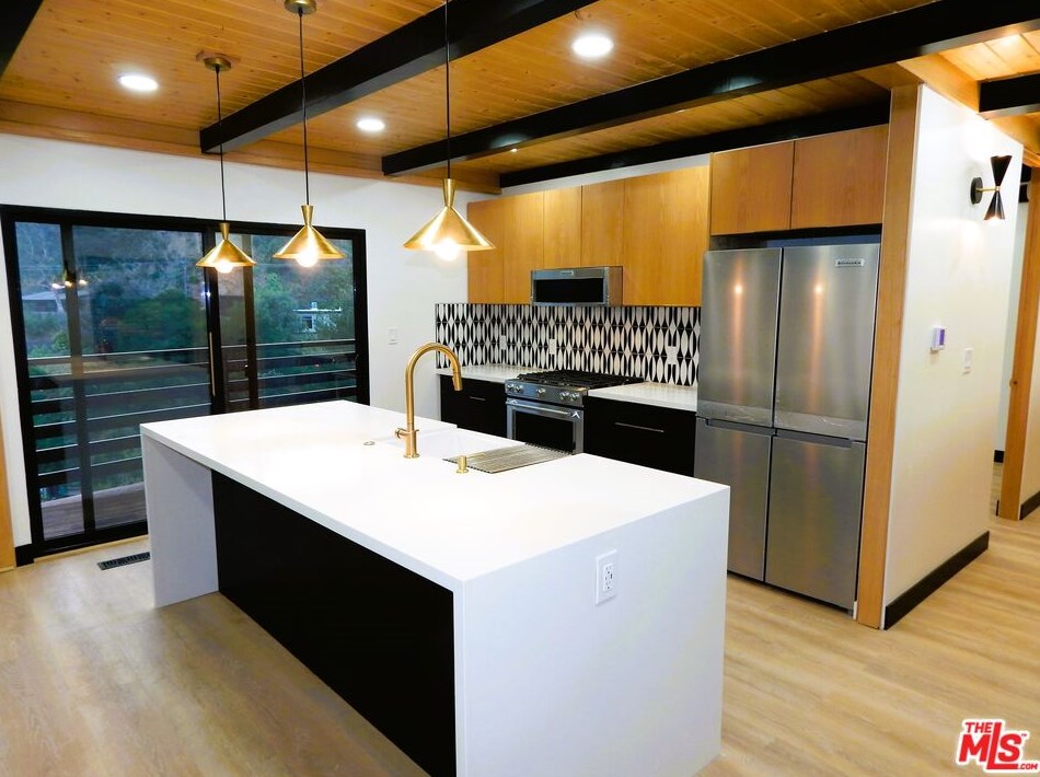8750 Skyline Dr, Los Angeles, CA 90046-1422