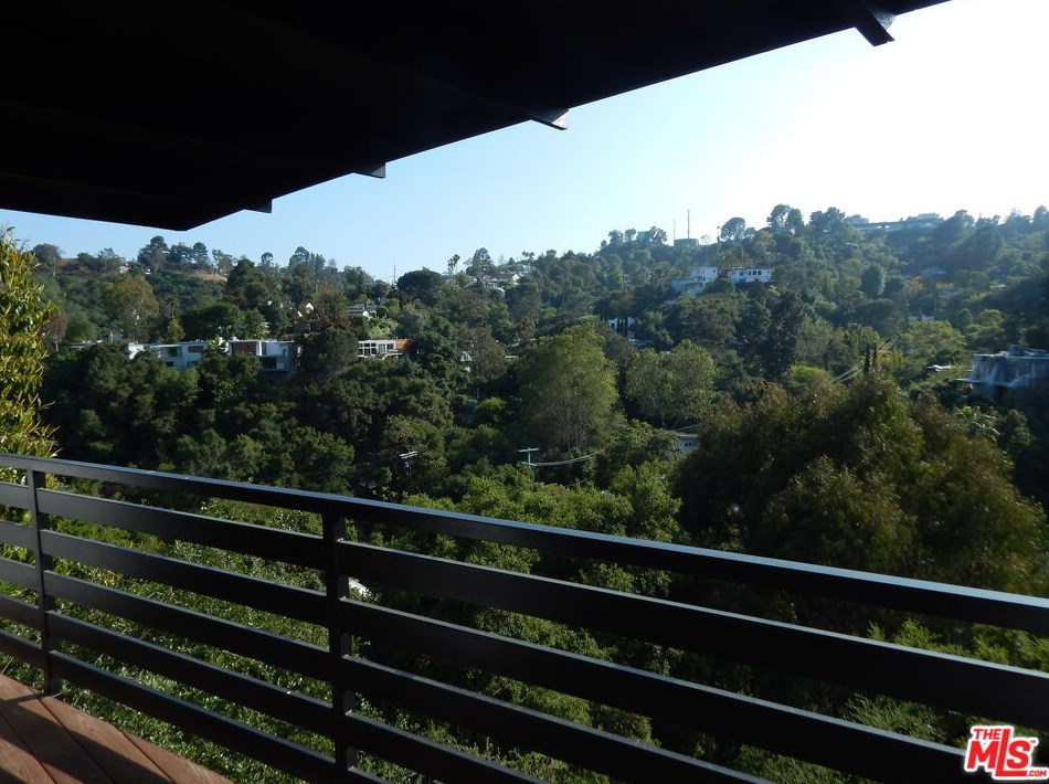 8750 Skyline Dr, Los Angeles CA  90046-1422 exterior
