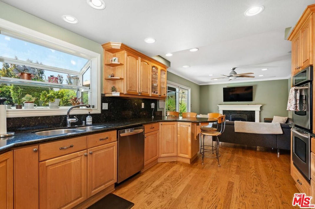 247 Fallbrook Ave, Thousand Oaks CA 91320-4255 exterior