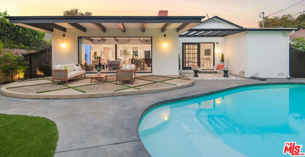 3207 Corinth Ave, Los Angeles CA  90066-1310 exterior