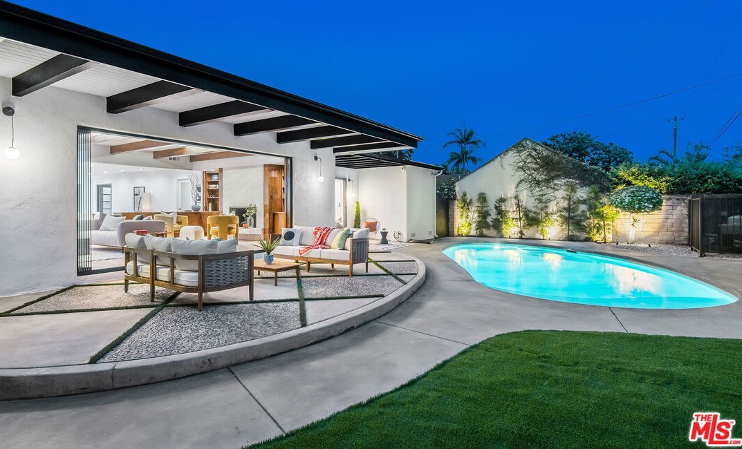 3207 Corinth Ave, Los Angeles CA  90066-1310 exterior