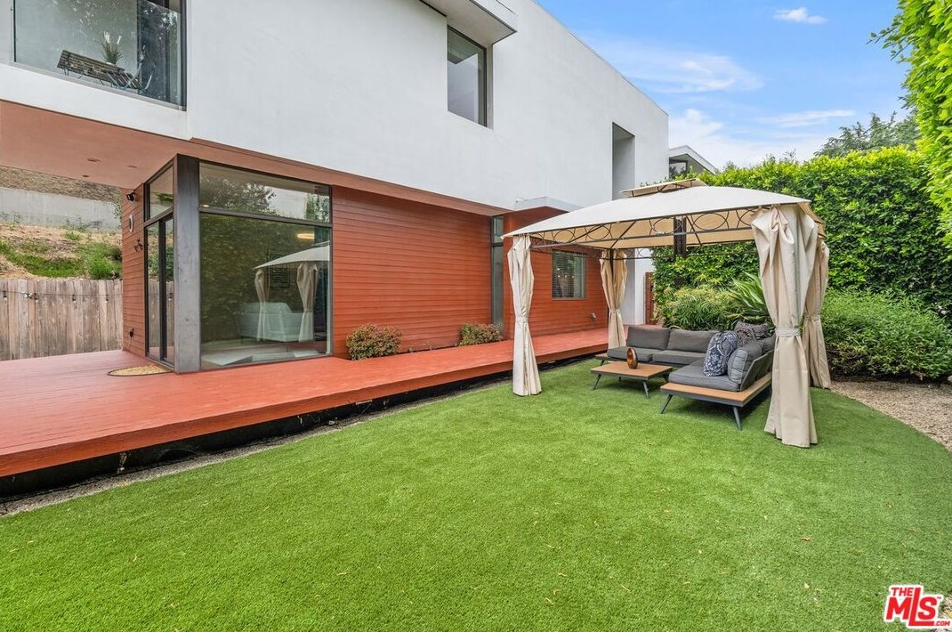 645 Pioneer Dr, Glendale CA  91203-1636 exterior