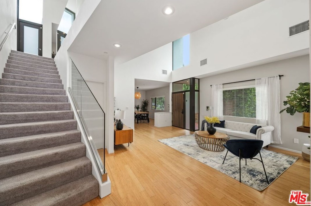 645 Pioneer Dr, Glendale CA  91203-1636 exterior