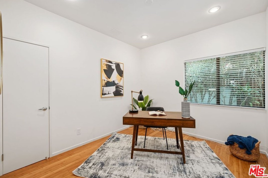 645 Pioneer Dr, Glendale CA  91203-1636 exterior