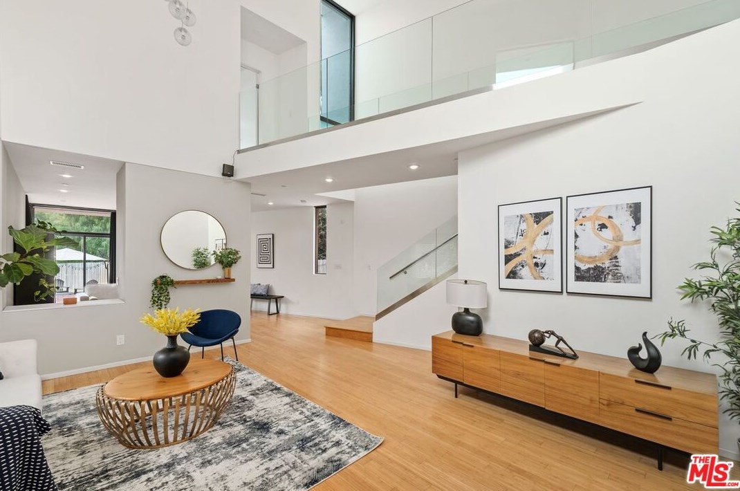 645 Pioneer Dr, Glendale CA  91203-1636 exterior