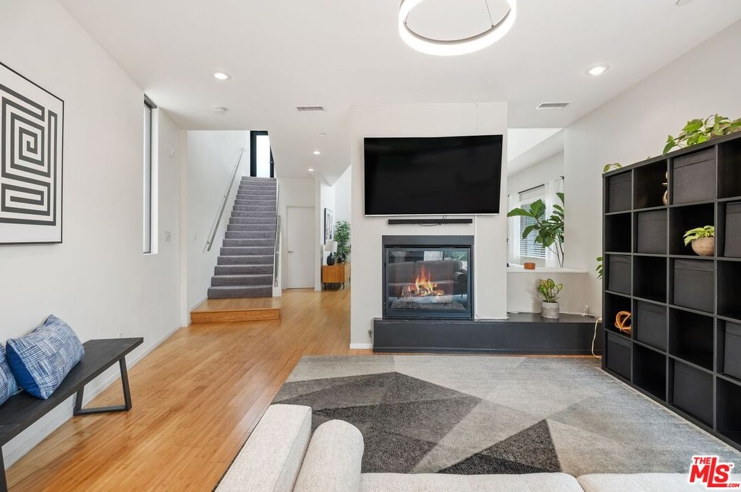 645 Pioneer Dr, Glendale CA  91203-1636 exterior