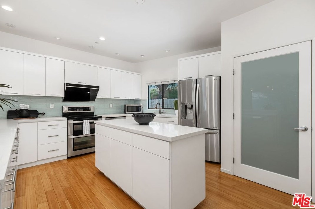 645 Pioneer Dr, Glendale CA  91203-1636 exterior