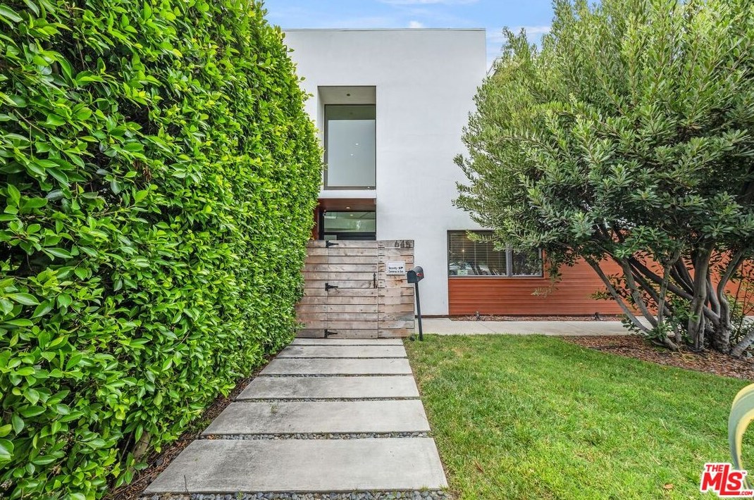 645 Pioneer Dr, Glendale CA  91203-1636 exterior