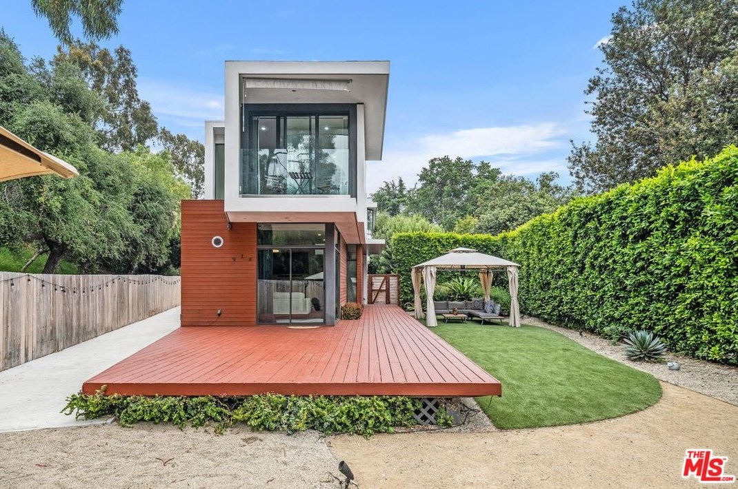 645 Pioneer Dr, Glendale CA  91203-1636 exterior