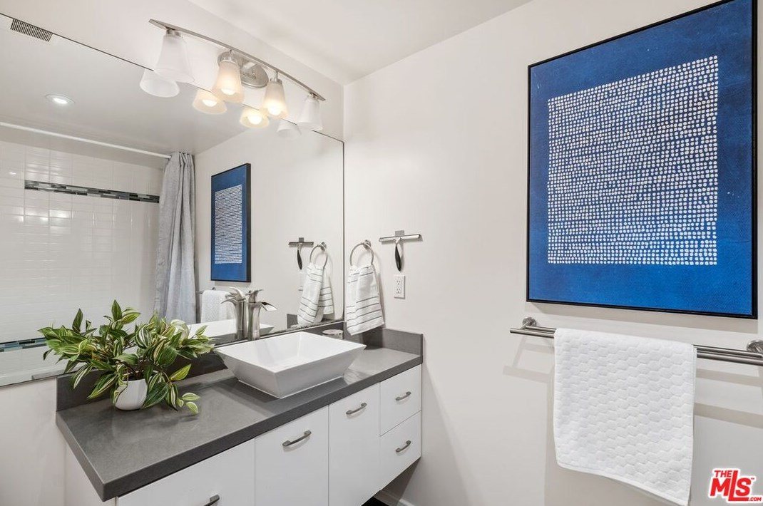 645 Pioneer Dr, Glendale CA  91203-1636 exterior