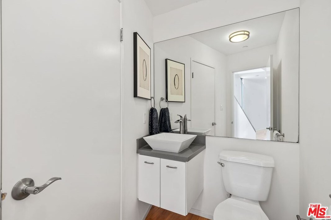 645 Pioneer Dr, Glendale CA  91203-1636 exterior