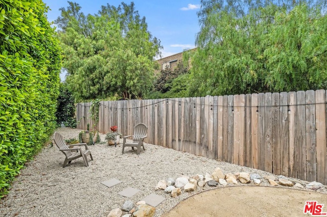 645 Pioneer Dr, Glendale CA  91203-1636 exterior