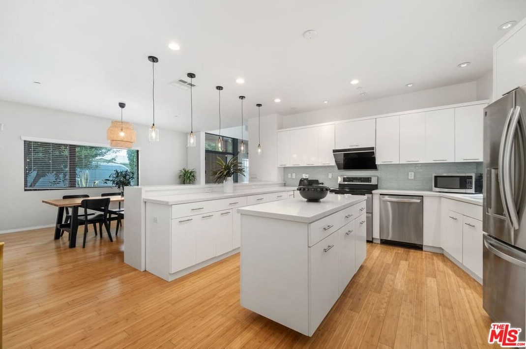 645 Pioneer Dr, Glendale CA  91203-1636 exterior