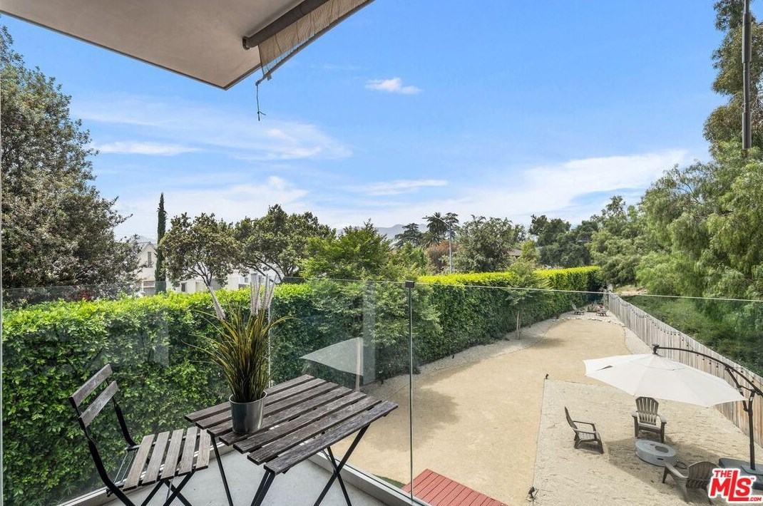 645 Pioneer Dr, Glendale CA  91203-1636 exterior