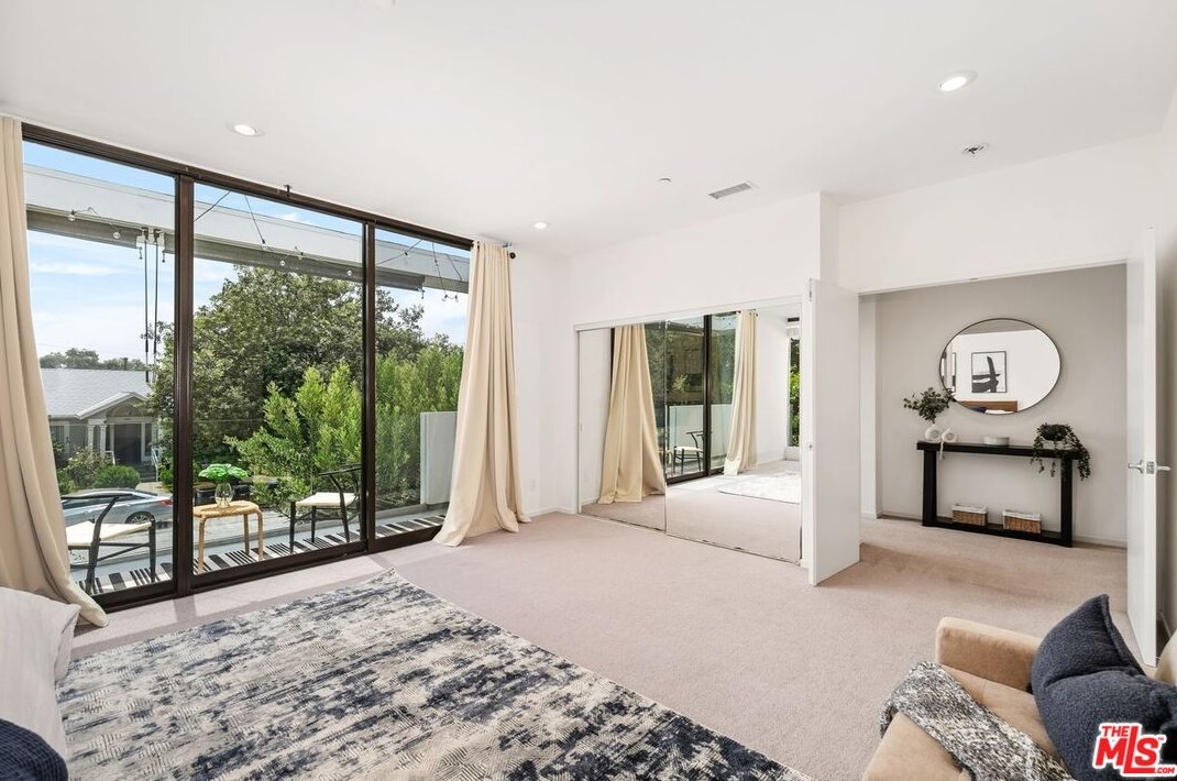 645 Pioneer Dr, Glendale CA  91203-1636 exterior