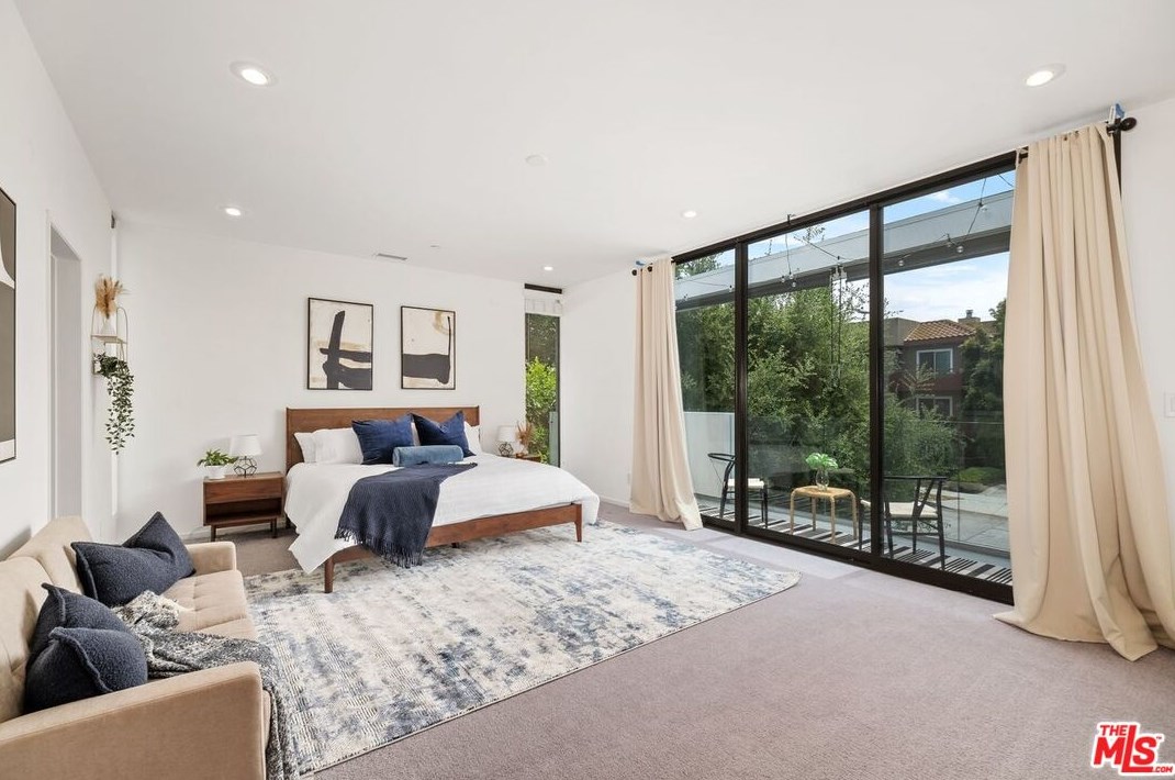 645 Pioneer Dr, Glendale CA  91203-1636 exterior