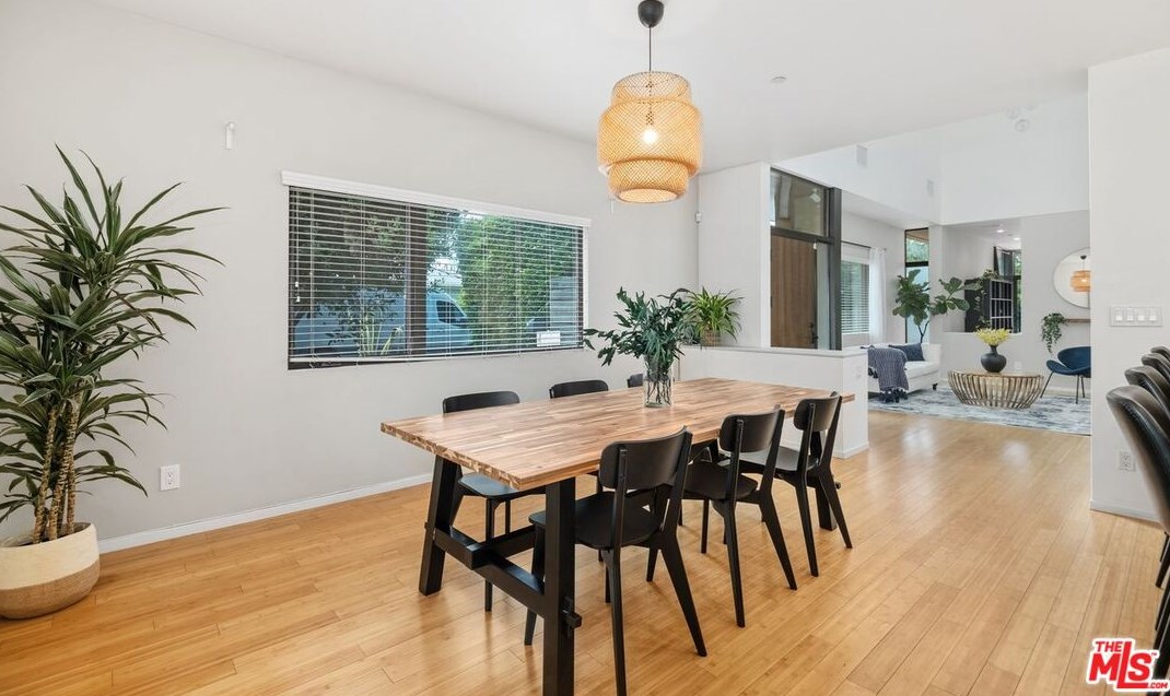 645 Pioneer Dr, Glendale CA  91203-1636 exterior