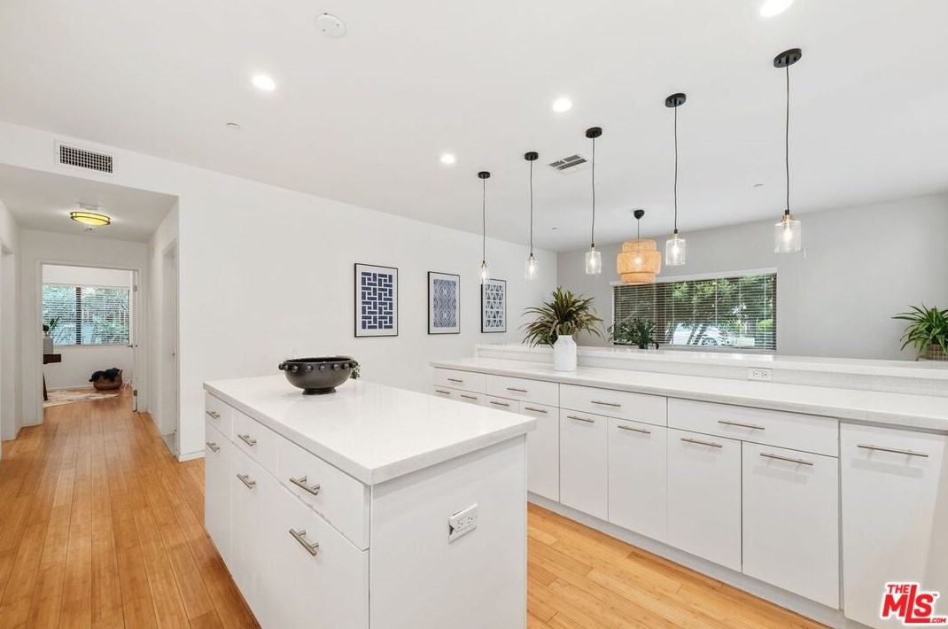 645 Pioneer Dr, Glendale CA  91203-1636 exterior