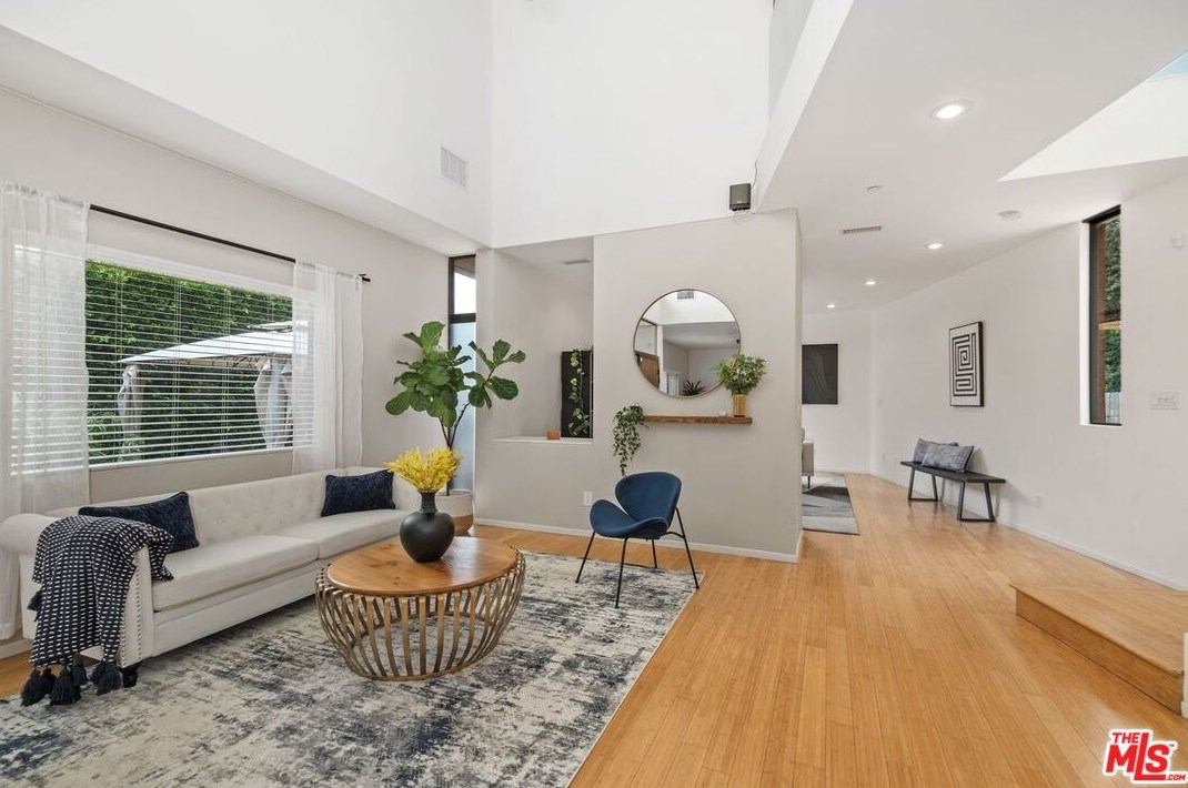 645 Pioneer Dr, Glendale CA  91203-1636 exterior