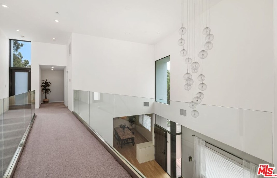 645 Pioneer Dr, Glendale CA  91203-1636 exterior